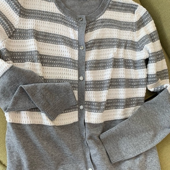 Calvin Klein gray and white button up sweater size sm silver botton closure - Picture 8 of 9